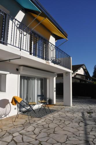 Entrée et terrasse du gîte