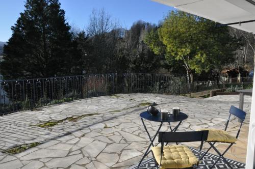Terrasse du gîte avec vue sur la Colline de la Bergerie